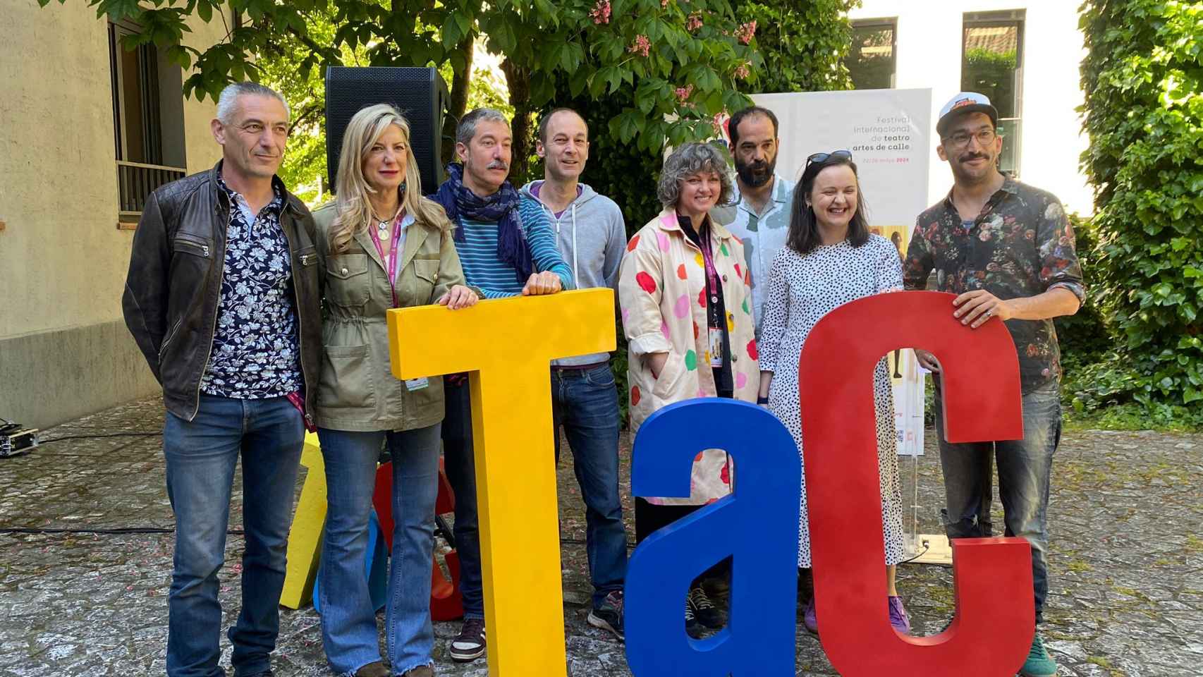 La concejala de Cultura, Irene Carvajal, presentando a las compañías internacionales del TAC