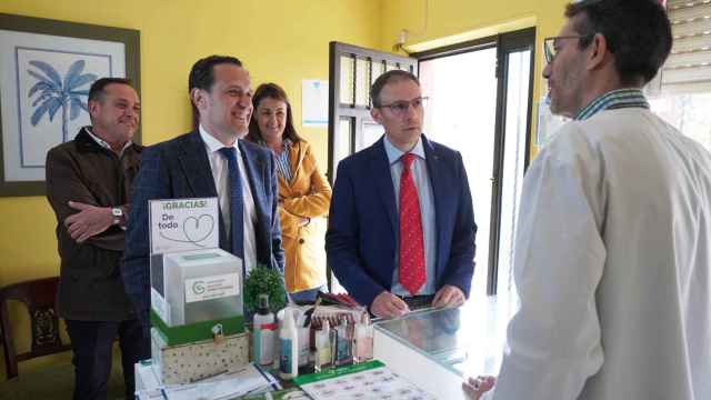 El presidente de la Diputación, Conrado Íscar, renueva el convenio con el presidente del Colegio Oficial de Farmacéuticos de Valladolid (COF), Rafael Martínez Olmedo