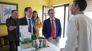 El presidente de la Diputación, Conrado Íscar, renueva el convenio con el presidente del Colegio Oficial de Farmacéuticos de Valladolid (COF), Rafael Martínez Olmedo