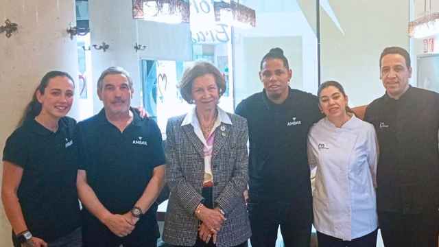 Los trabajadores del restaurante junto a la reina Sofia.