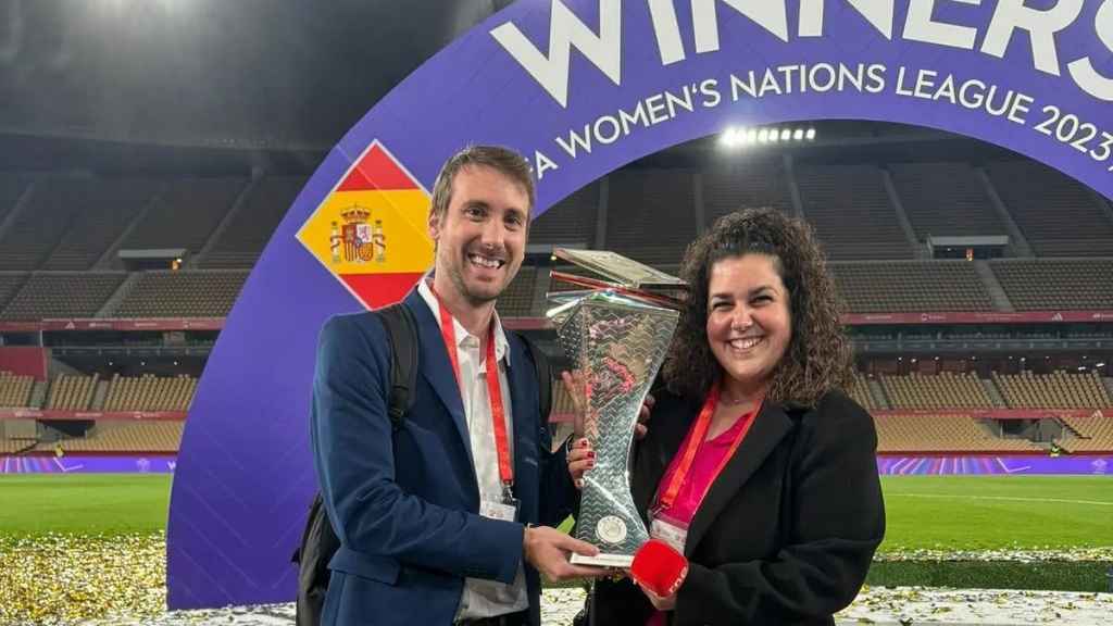 Sara Gutiérrez con el trofeo de campeonas de la UEFA Nations League 2023
