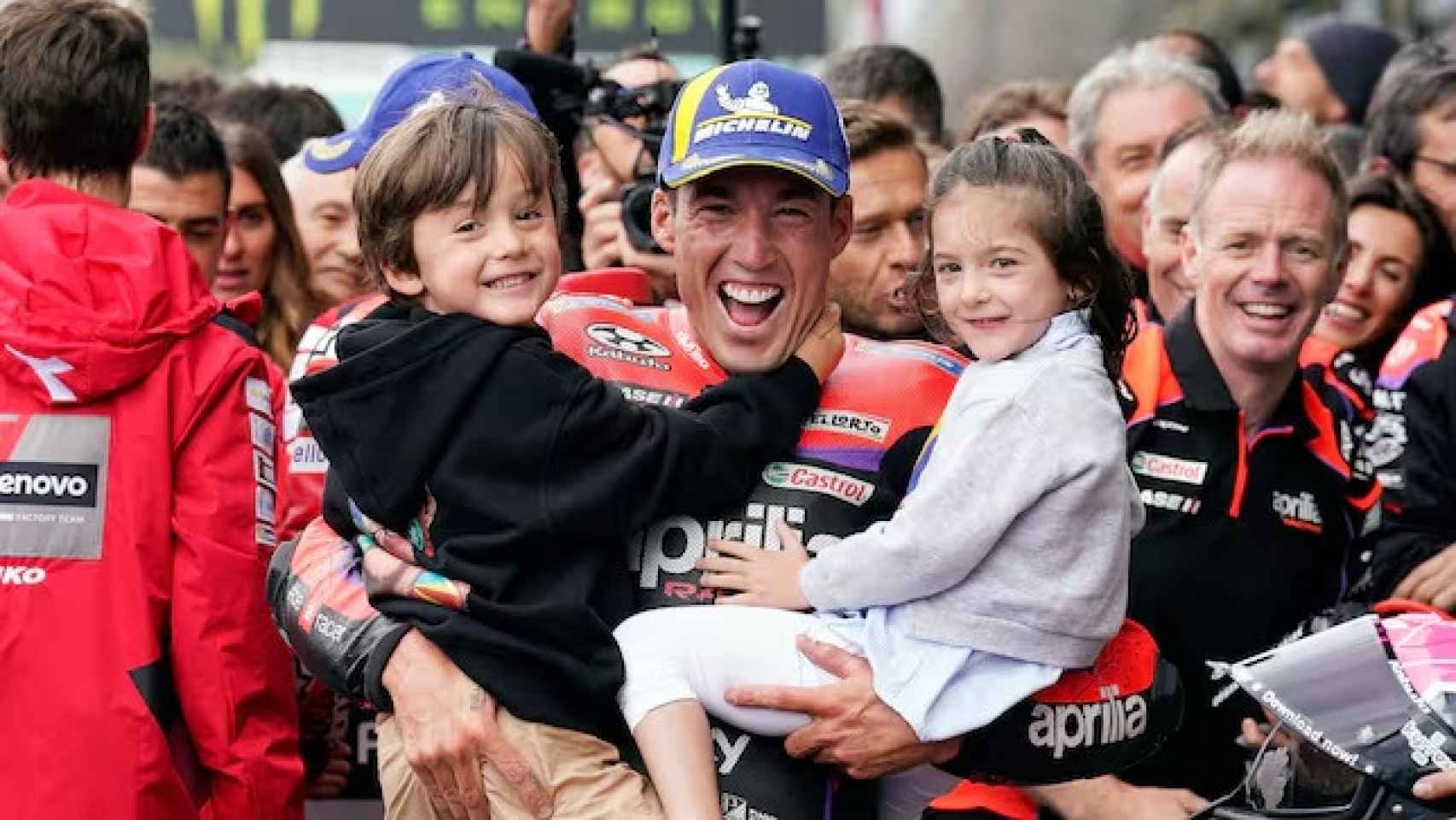 Aleix Espargaró, con sus mellizos Max y Mia, tras ganar en el GP de Gran Bretaña, la pasada temporada.