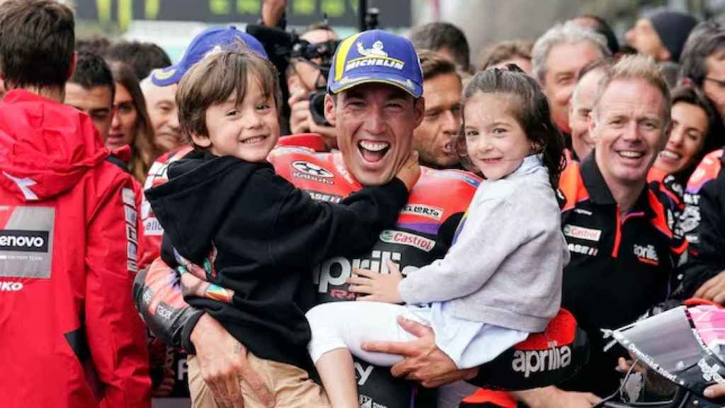 Aleix Espargaró, con sus mellizos Max y Mia, tras ganar en el GP de Gran Bretaña, la pasada temporada.