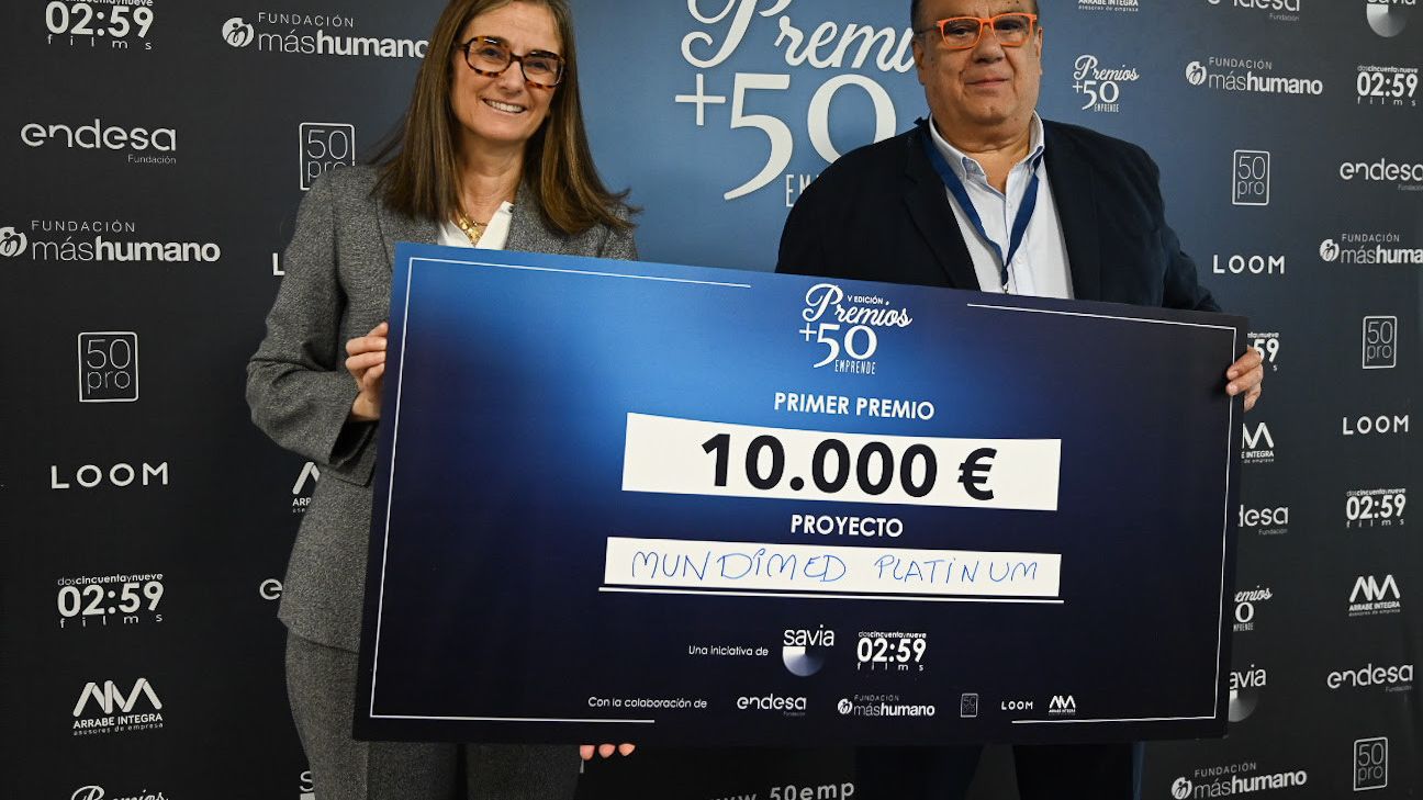 Ramiro López recogiendo su premio + 50 Emprende.