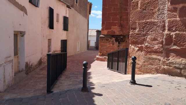 Callejón junto a la iglesia reabierto en Terrinches (Ciudad Real).
