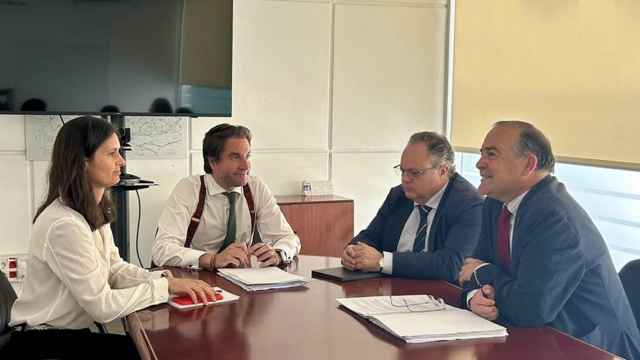 Un momento de la reunión celebrada entre representantes del Ayuntamiento de Talavera de la Reina y de la Comunidad de Madrid.
