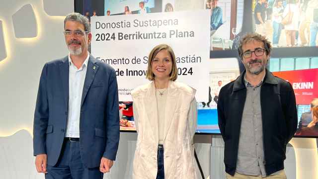 El alcalde de San Sebastián, Eneko Goia; la concejala de Economía y Empleo Local, Ane Oyarbide; y el director gerenal de Fomento, Íñigo Olaizola.