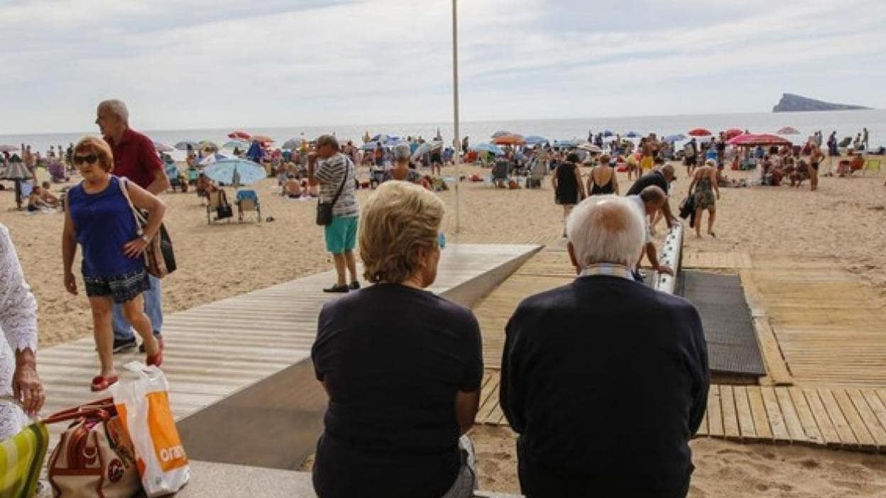 Jubilados disfrutando de un día de playa.