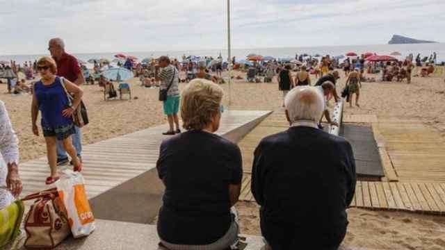 Jubilados disfrutando de un día de playa.