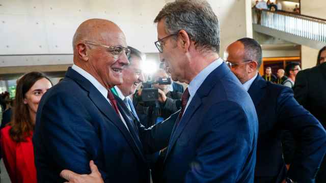 El presidente del Partido Popular, Alberto Núñez Feijóo, saluda al presidente del Banco Sabadell, Josep Oliu (i), durante las jornadas del Cercle d'Economía.