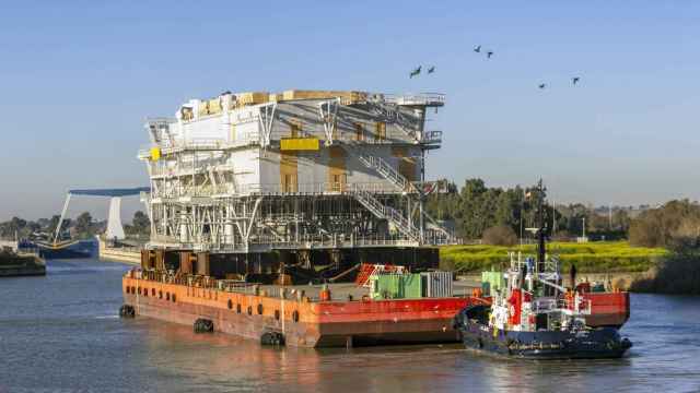 La primera de las subestaciones construidas por Tecade, de unas 2.300 toneladas, saliendo del Puerto de Sevilla.