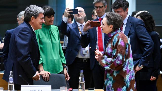 José Luis Escrivá y María González Veracruz charlan con la ministra holandesa Alexandra Van Huffelen en el Consejo europea de ministros de Telecomunicaciones.