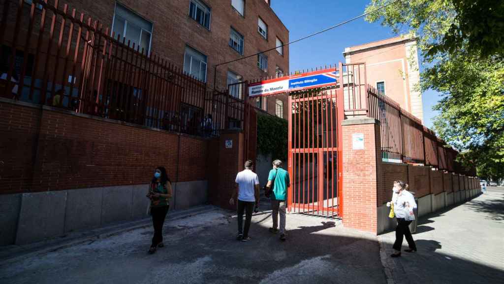 Varias personas llegan para realizarse un test de coronavirus en el IES Ramiro de Maeztu, en Madrid (España).
