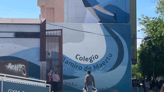 Puerta del Colegio Público Ramiro de Maeztu en Madrid capital.