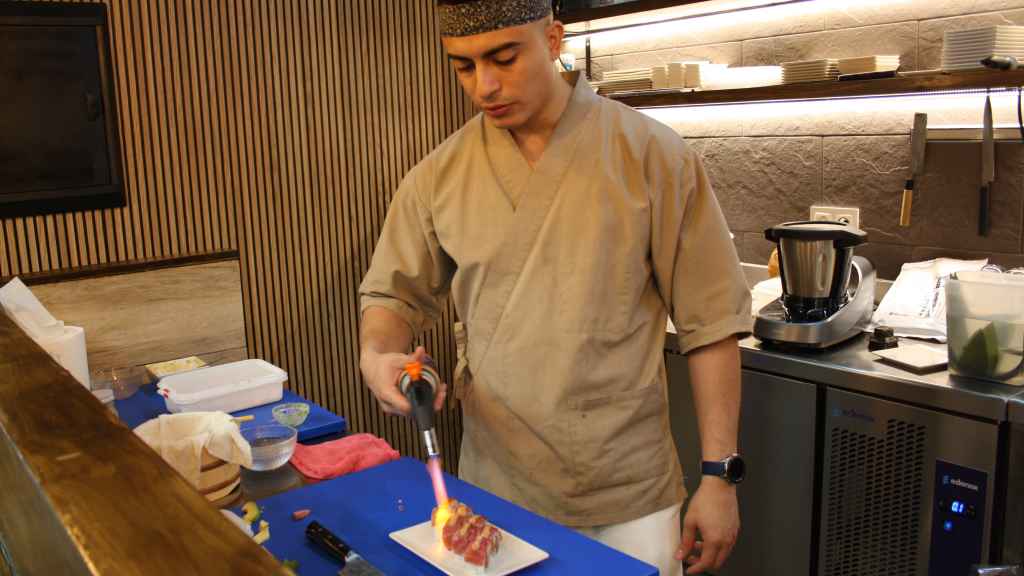 El itamae Gregori Gómez flambeando sushi en BarraCruda.