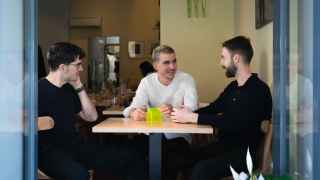 Los tres amigos del cole que triunfan con un restaurante recomendado por la Guía Michelin: tiene nueve platos