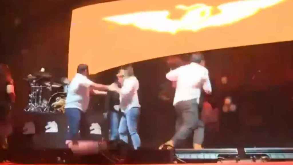Momento del accidente en pleno mitin político, difundido en redes sociales.