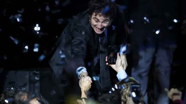 El presidente de Argentina, Javier Milei, se da un baño de masas en la presentación de su libro en Buenos Aires.