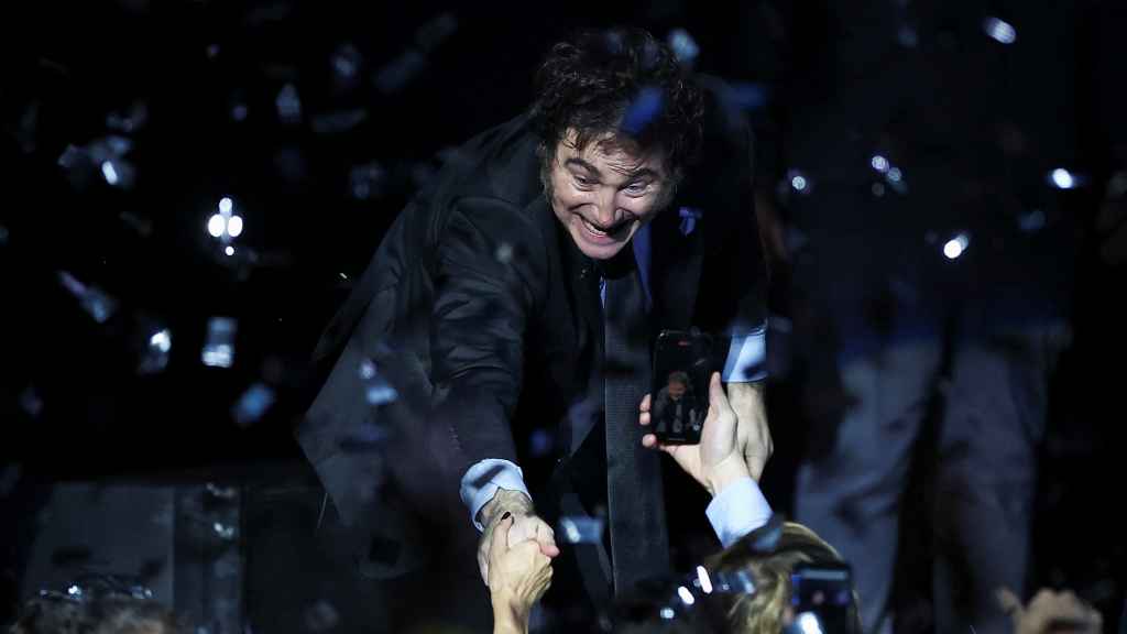 El presidente de Argentina, Javier Milei, se da un baño de masas en la presentación de su libro en Buenos Aires.