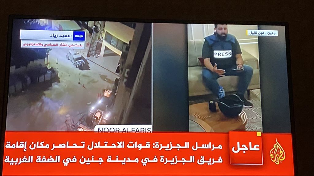 Imagen de asedio a los periodistas de Al Jazeera en un hotel de Yenín, en Cisjordania.