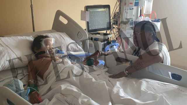 Amada, este jueves, acompañando a su nieta de la que es tutora legal, Britany, de 5 años, en una habitación de la UCI Pediátrica del Hospital Virgen de la Arrixaca de Murcia.