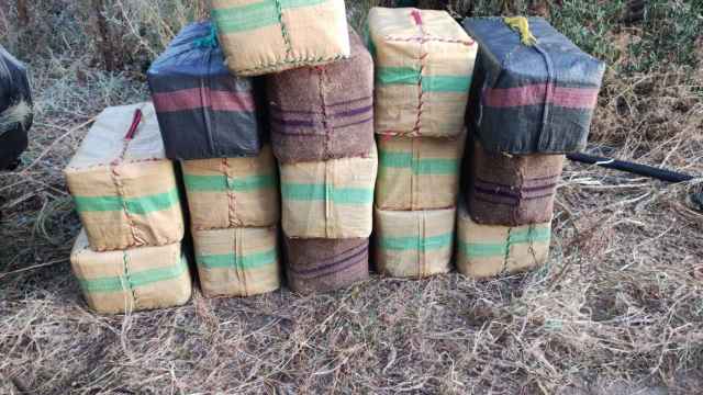 Fardos de droga intervenidos en la operación.