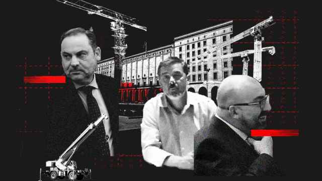 José Luis Ábalos, Antonio Fernández y Koldo García en un fotomonaje con el Ministerio de Transportes de fondo.