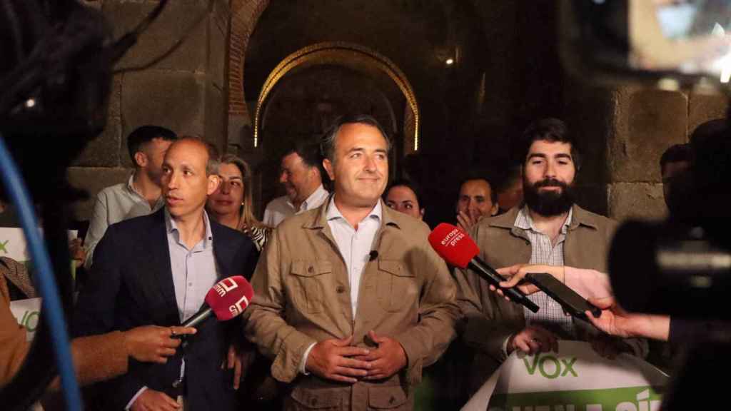 David Moreno (Vox) en el arranque de campaña en la Puerta de Bisagra.