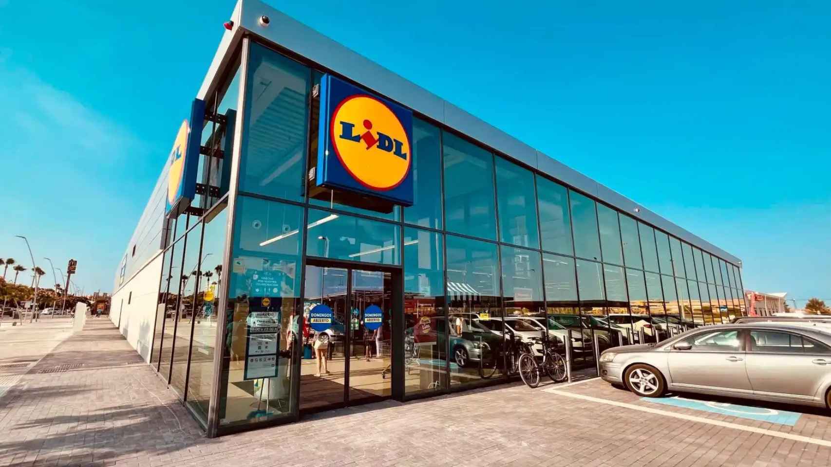 Fachada exterior de un supermercado Lidl.