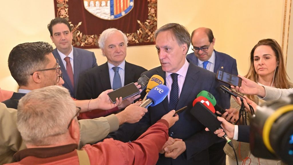 El alcalde de Salamanca, Carlos García Carbayo, atiende a los medios
