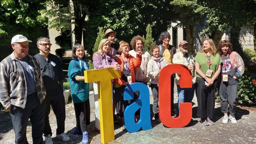 La concejala de Educación y Cultura, Irene Carvajal, junto a representantes de compañías andaluzas y vascas