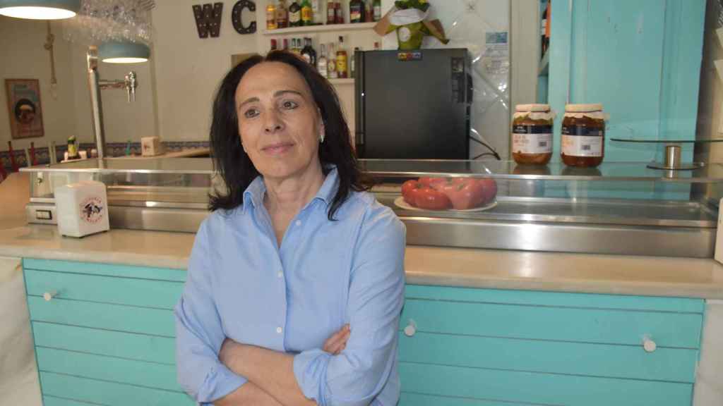 Mercedes posa con productos de la tierra