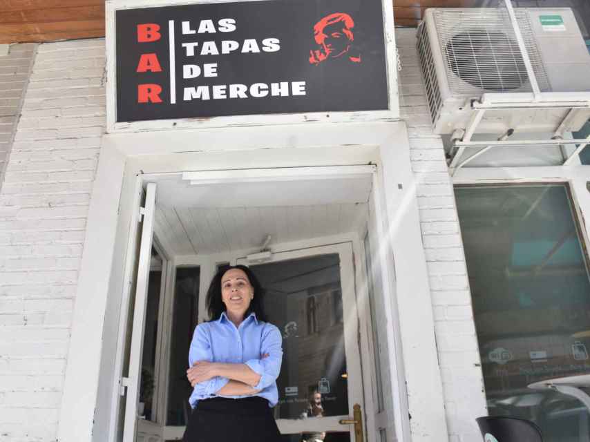 Mercedes en la puerta de su local