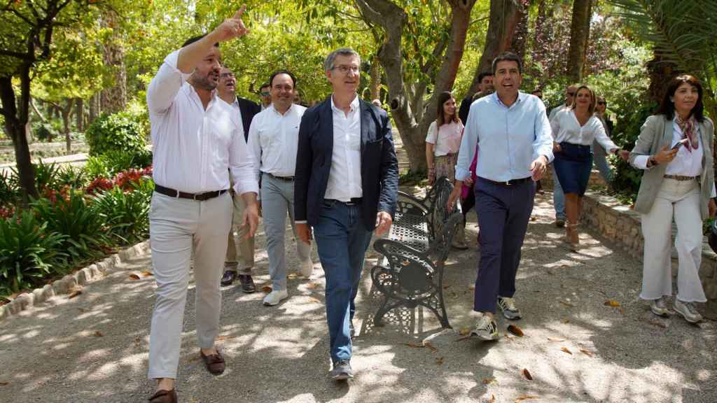 Pablo Ruz, Alberto Núñez Feijóo y Carlos Mazón en el parque Municipal de Elche.