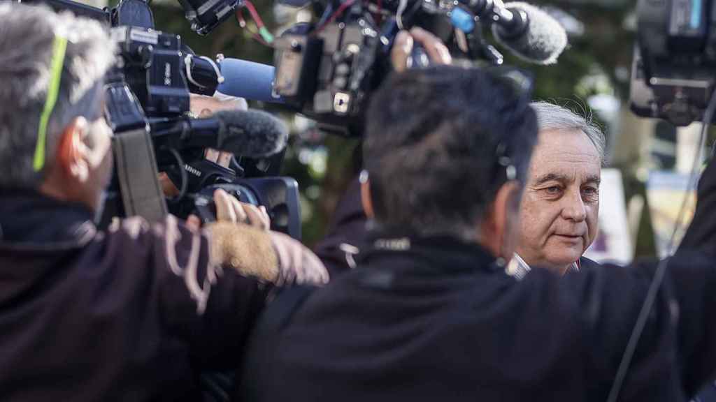 Joaquín Barceló, conocido como Pachano, llega a la Audiencia entre una nube de cámaras.