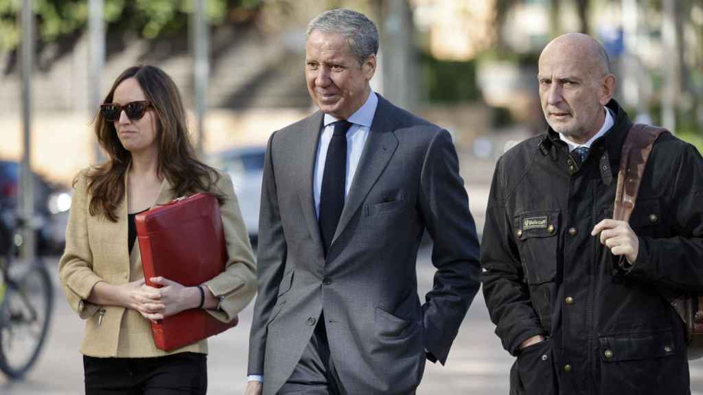 Zaplana junto a Daniel Campos y una abogada de su defensa.