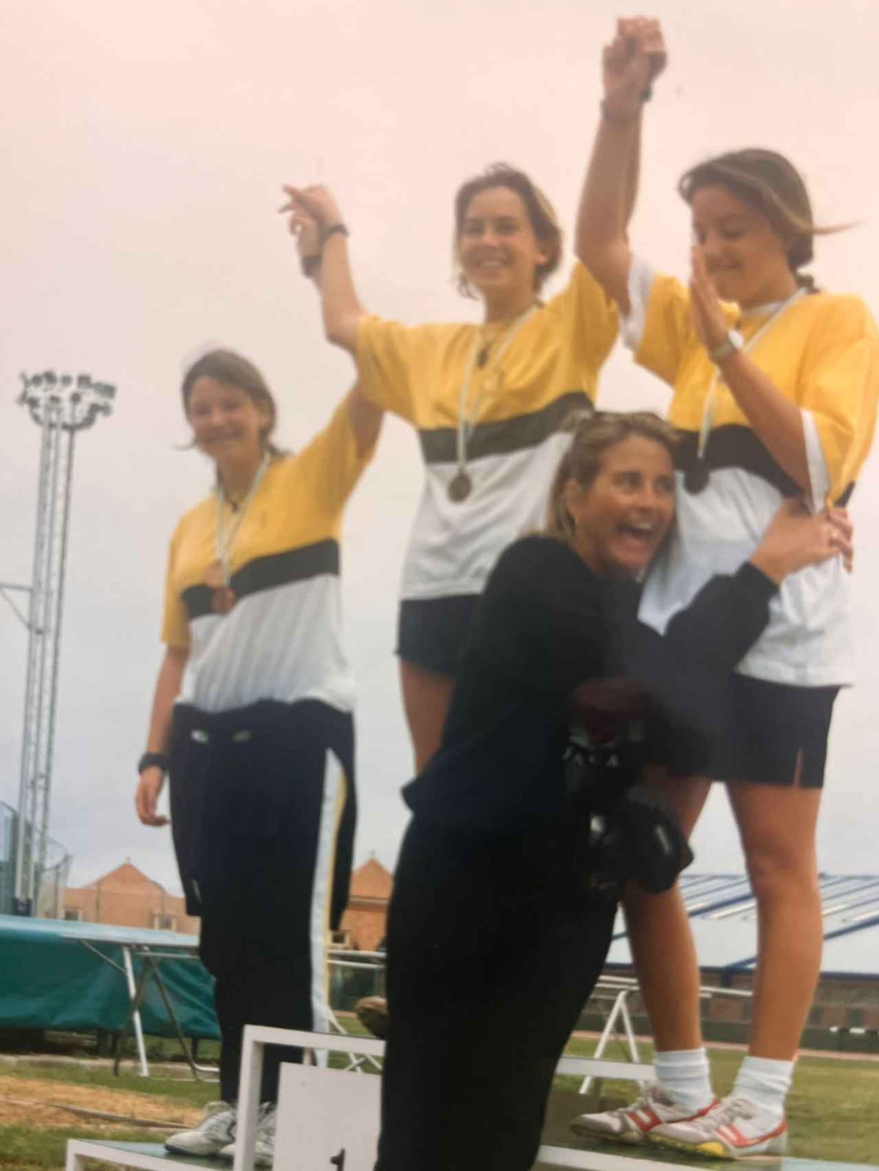 Kira Miró, de niña, en lo más alto del podio tras una competición de atletismo.