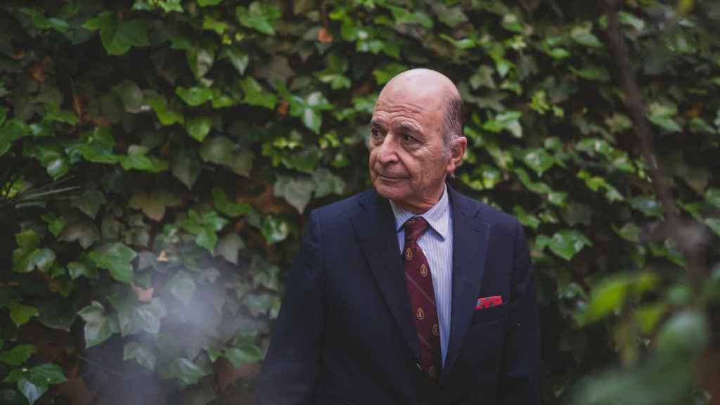 El profesor Rodríguez Braun en el patio de su casa. Asegura tener el mayor laurel de la plantilla de Onda Cero, pero nadie ha podido probarlo.