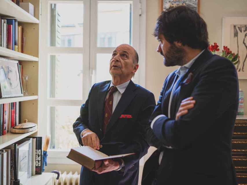 El profesor Rodríguez Braun nos enseña la biblioteca. Al fondo a la derecha, un Modigliani.
