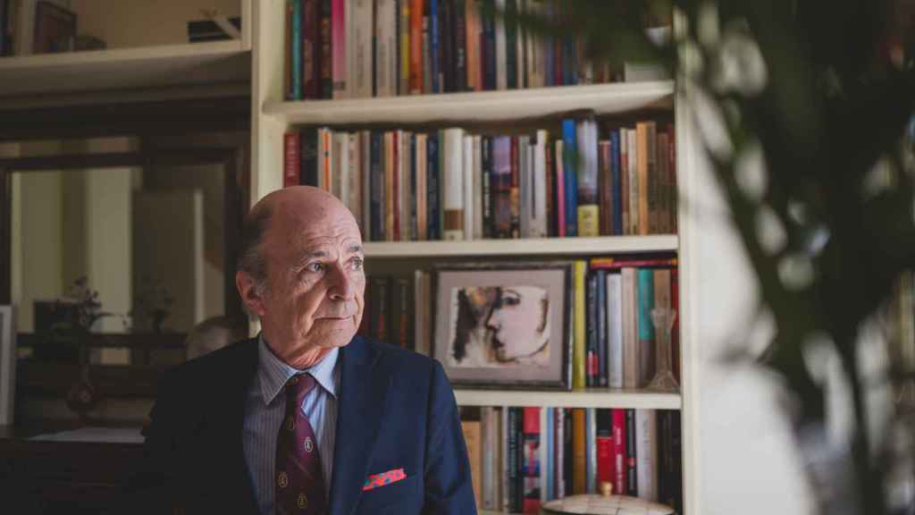 El profesor Rodríguez Braun, a punto de escribir el repaso lírico de la semana.