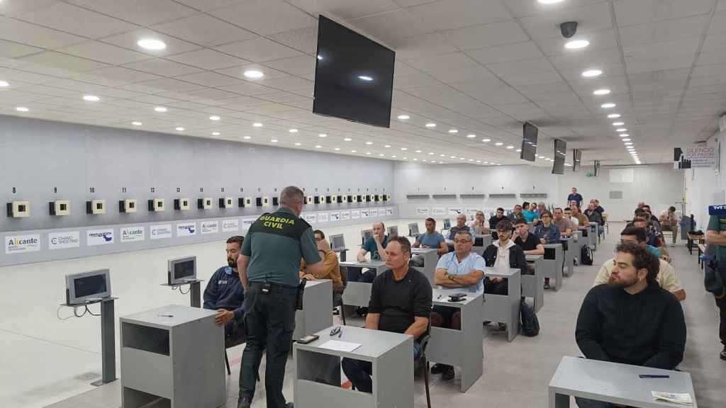 Los aspirantes realizando el examen.