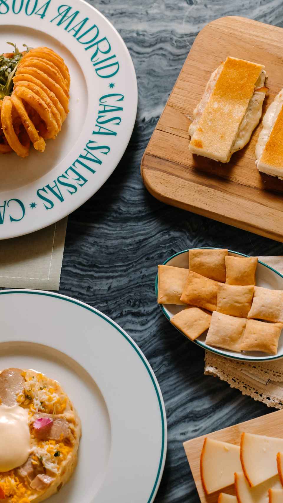 Platos de Casa Salesas como su ensaladilla rusa y sus calamares.