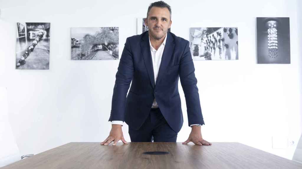 Rodríguez, apoyado en la mesa de la oficina.