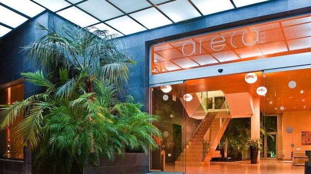 La entrada de un hotel de Elche.