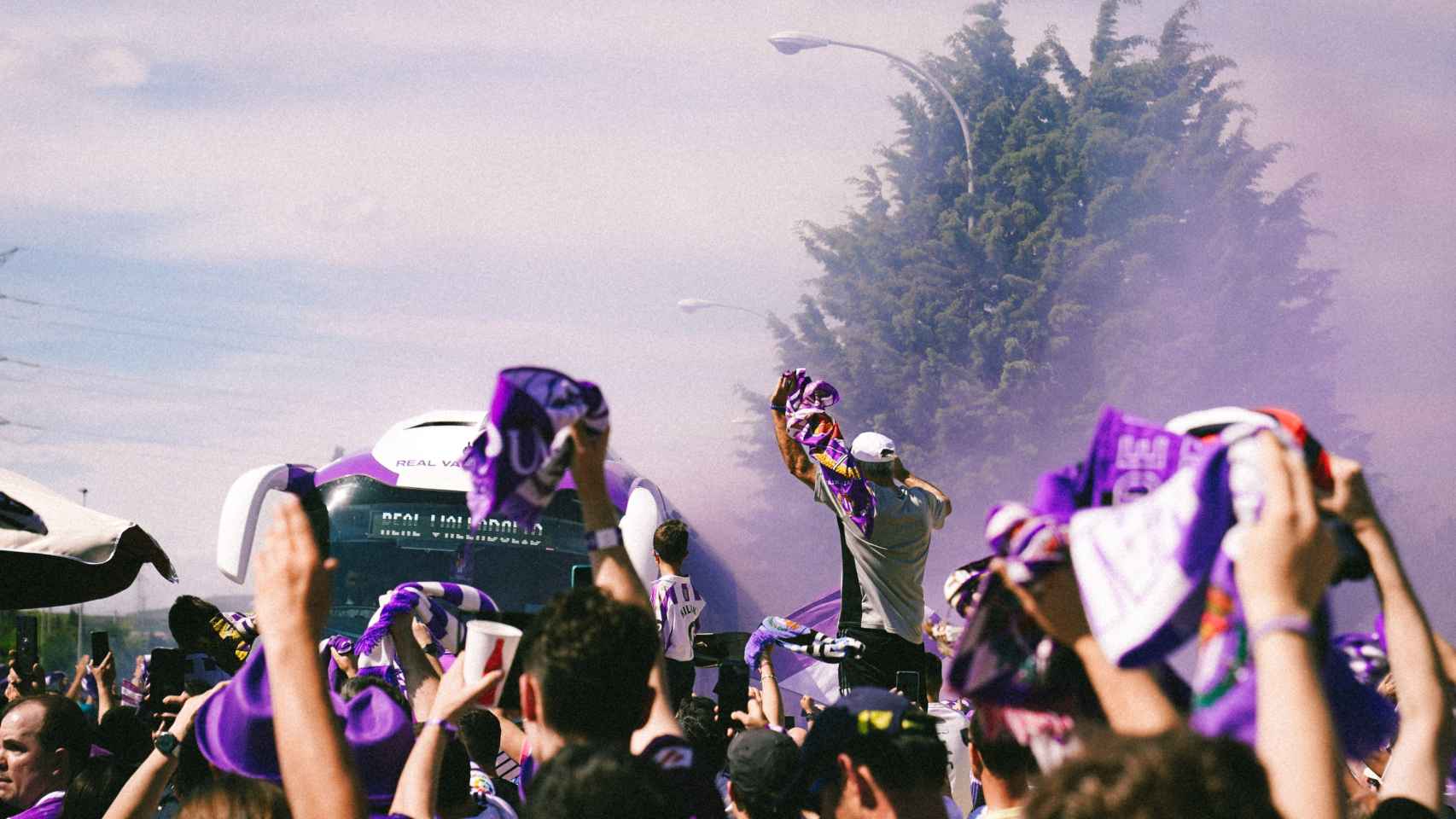 Los aficionados reciben al Real Valladolid