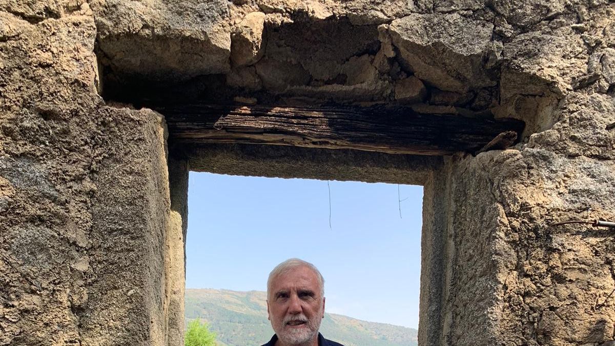 José María posa en su pueblo Villarejo del Valle