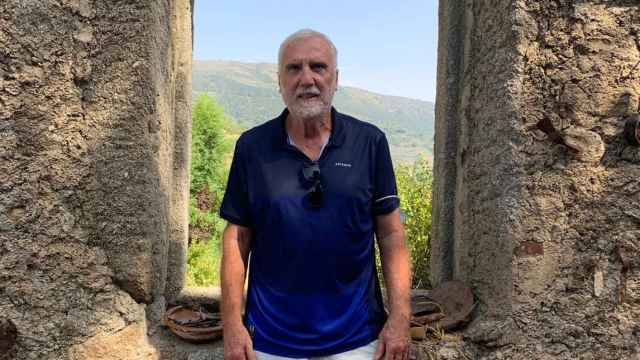 José María posa en su pueblo Villarejo del Valle