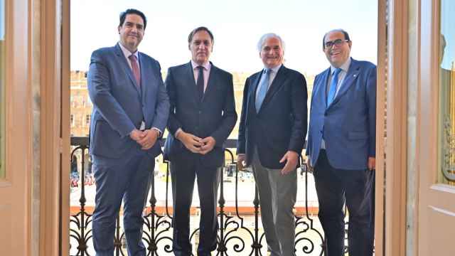 El presidente de la CEOE Salamanca, Diego García, el de Madrid, Miguel Ángel Garrido, el alcalde, Carlos García Carbayo, y el concejal de Economía, Fernando Rodríguez