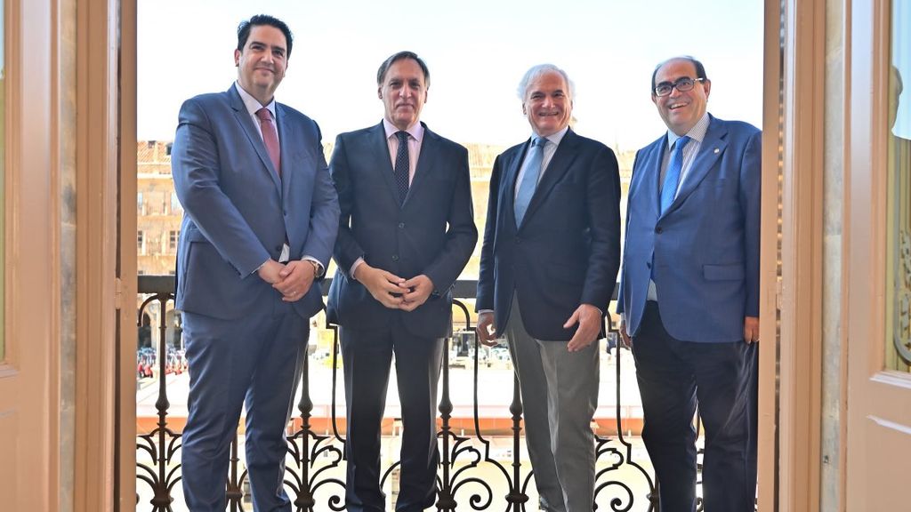 El presidente de la CEOE Salamanca, Diego García, el de Madrid, Miguel Ángel Garrido, el alcalde, Carlos García Carbayo, y el concejal de Economía, Fernando Rodríguez
