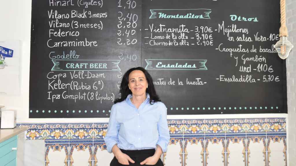 Mercedes Vicente muestra la carta de su nuevo bar